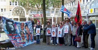 Demonstranten in Düsseldorf mit Kuba-Fahnen und Transparenten.